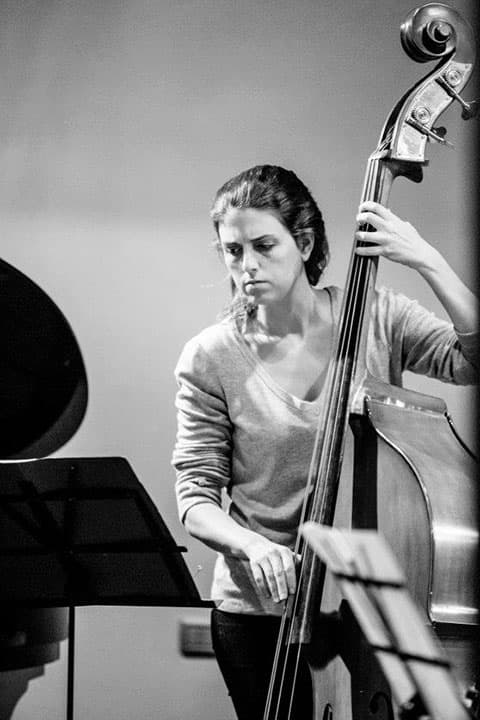 Melisa Dopazo tocando el contrabajo